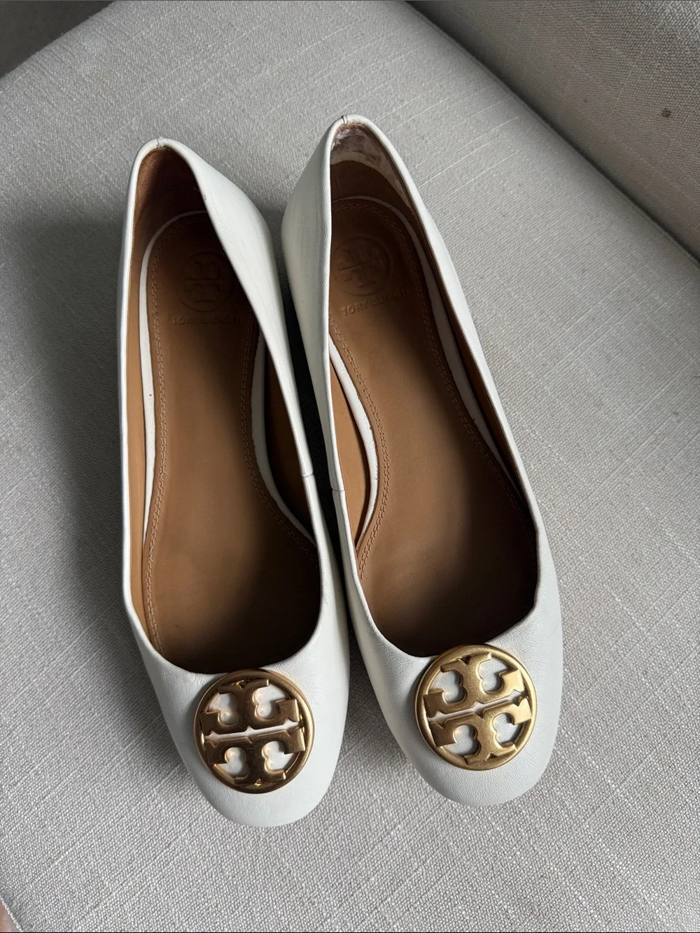 TORY BURCH WHITE GOLD LOGO CHELSEA HEELED BALLET FLATS 7US
